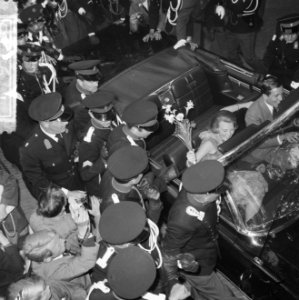 Verloving Prinses Beatrix , het verloofde paar tijdens rijtoer, Bestanddeelnr 917-9116