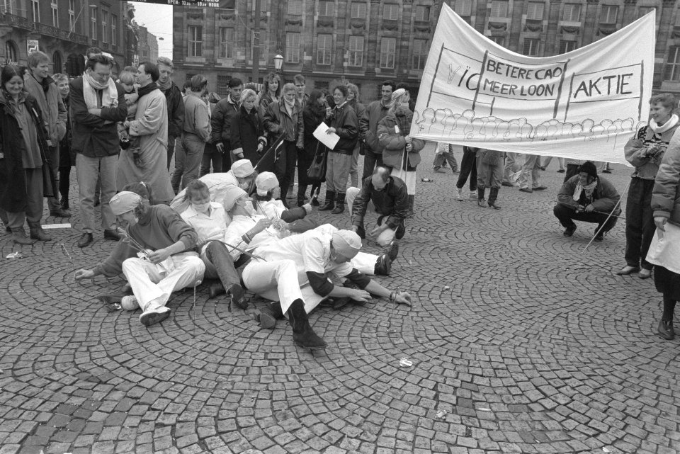 Verpleegkundigen voeren actie op de Dam voor betere salariering, Bestanddeelnr 934-3803