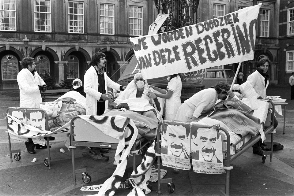 Verpleegkundigen met bedden en spandoeken op het Binnenhof tegen de bezuiniginge, Bestanddeelnr 932-7939