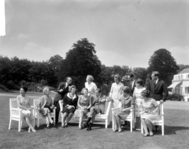 Verloving Prinses Beatrix , het verloofde paar in de tuin (groep), Bestanddeelnr 917-9142