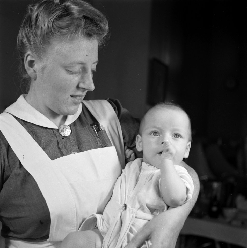 Verpleegster met baby, Bestanddeelnr 900-7978