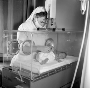 Verpleegster bij te vroeg geboren baby Martin ... in een couveuse, vermoedelij, Bestanddeelnr 254-2528