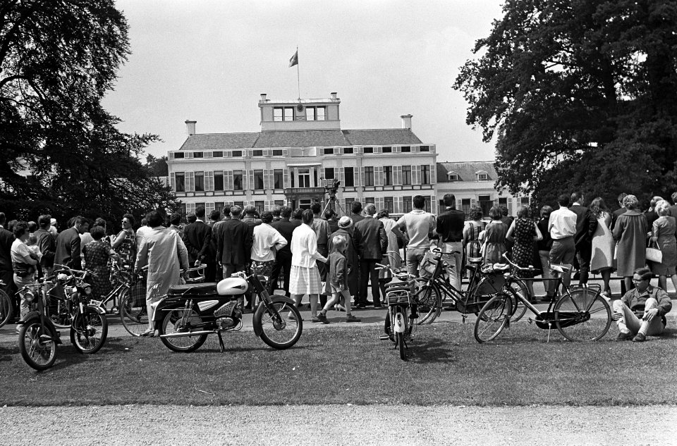 Verloving Prinses Beatrix , drukte rondom Paleis Soestdijk, Bestanddeelnr 917-9109