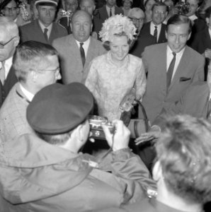 Verloofde paar, aankomst Prinses Beatrix en Claus bij Kreiskrankenhaus in Ülzen , Bestanddeelnr 917-9286