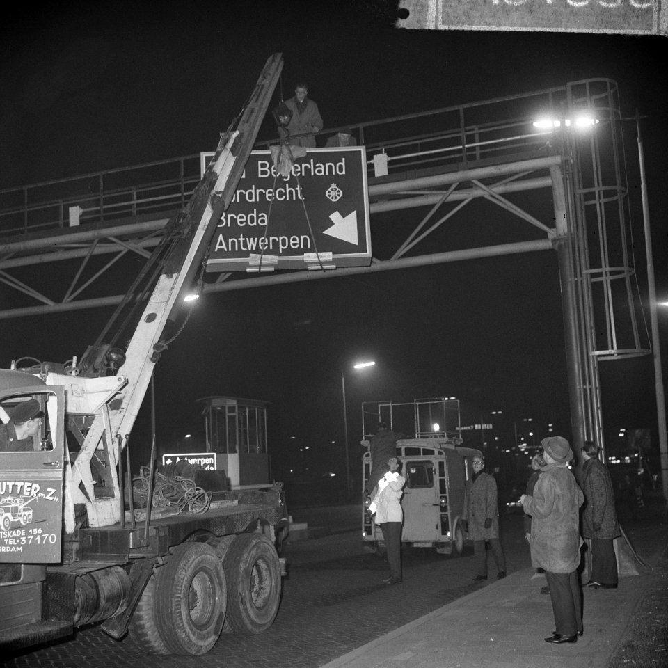 Verlichte richtingsborden bij Maastunnel bij zuidelijke uitgang, plaatsen borden, Bestanddeelnr 916-1868
