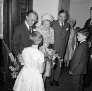 Verloving Prinses Beatrix op het Binnenhof, dochtertje van minister president Ca, Bestanddeelnr 917-9168