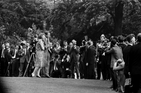 Verloving Prinses Beatrix , verloofde paar in de tuin, Bestanddeelnr 917-9110
