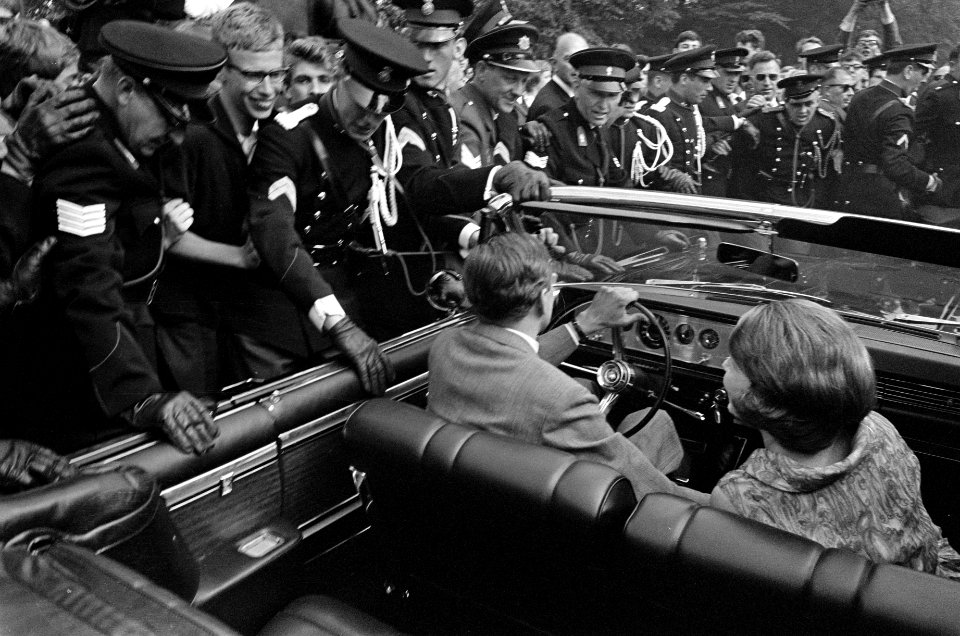 Verloving Prinses Beatrix , tijdens rijtoer, Bestanddeelnr 917-9113