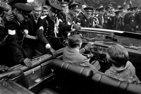 Verloving Prinses Beatrix , tijdens rijtoer, Bestanddeelnr 917-9113