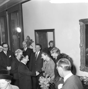 Verloofde paar in Den Haag , zoontje van premier Marijnen, Bestanddeelnr 917-5306