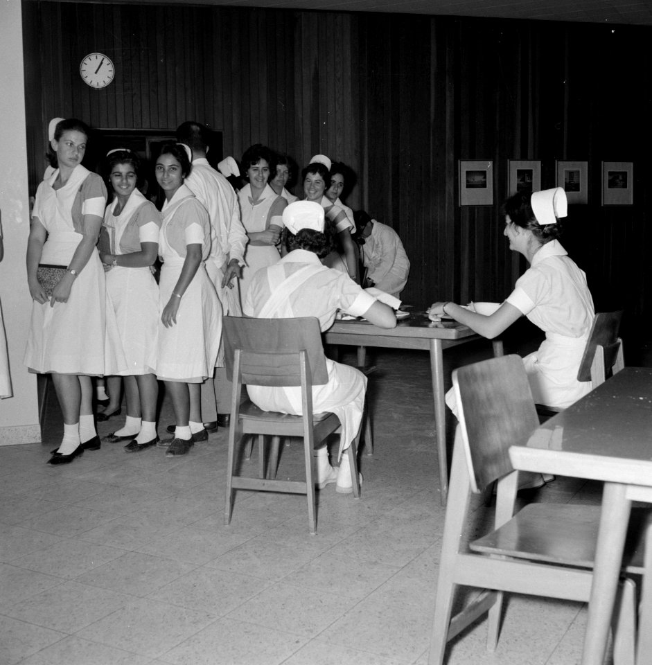 Verplegend personeel in de kantine van het Beilinson hospitaal te Petah Tikwa, Bestanddeelnr 255-4917