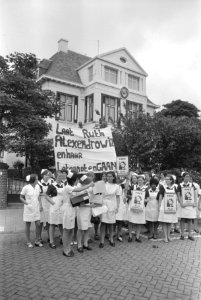 Verpleegsters met een spandoek voor de ambassade in Den Haag, Bestanddeelnr 924-6293