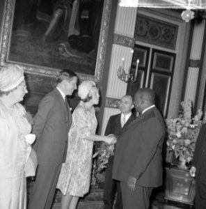 Verloving Prinses Beatrix , premier Pengel feliciteert het verloofde paar, Bestanddeelnr 917-9179