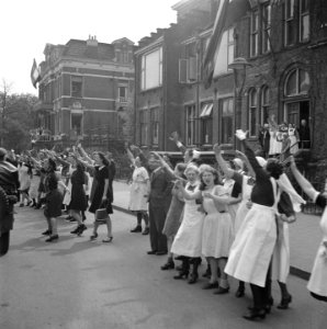 Verpleegsters juichen de prins toe, Bestanddeelnr 900-2557