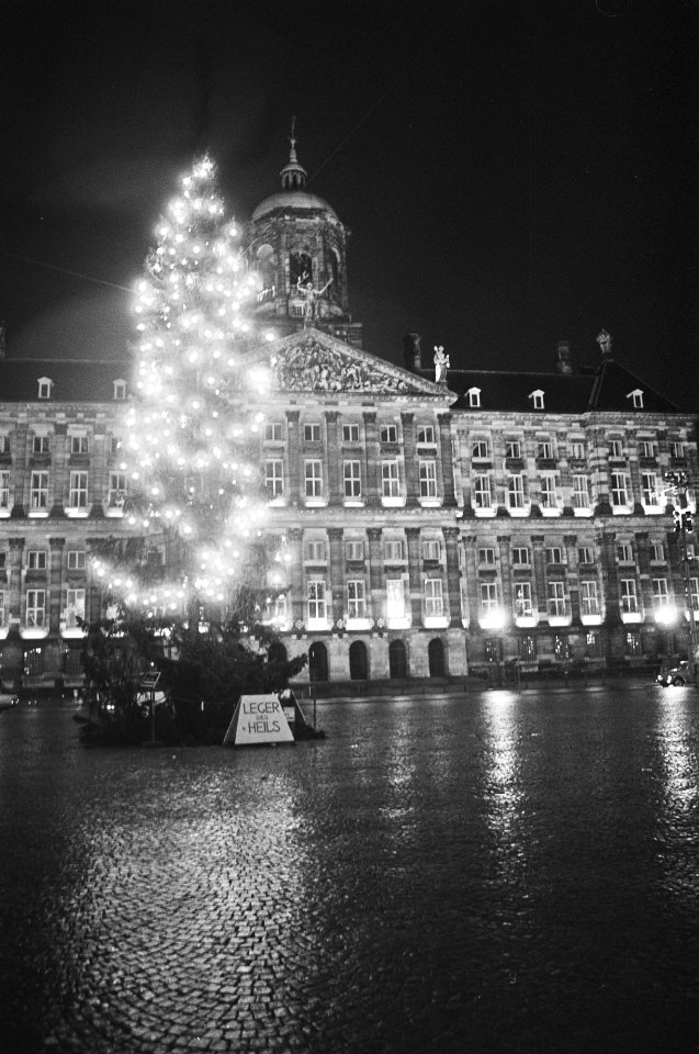 Verlichte kerstboom op Dam in Amsterdam, Bestanddeelnr 928-9280