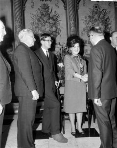Verloofde paar in Den Haag , Koningin, Prins en verloofde paar luisteren naar ge, Bestanddeelnr 917-5327
