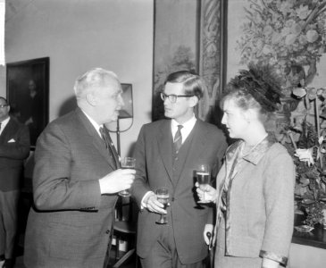 Verloofde paar in Den Haag , mr. Van Thiel in gesprek met Prinses Margriet en ha, Bestanddeelnr 917-5318