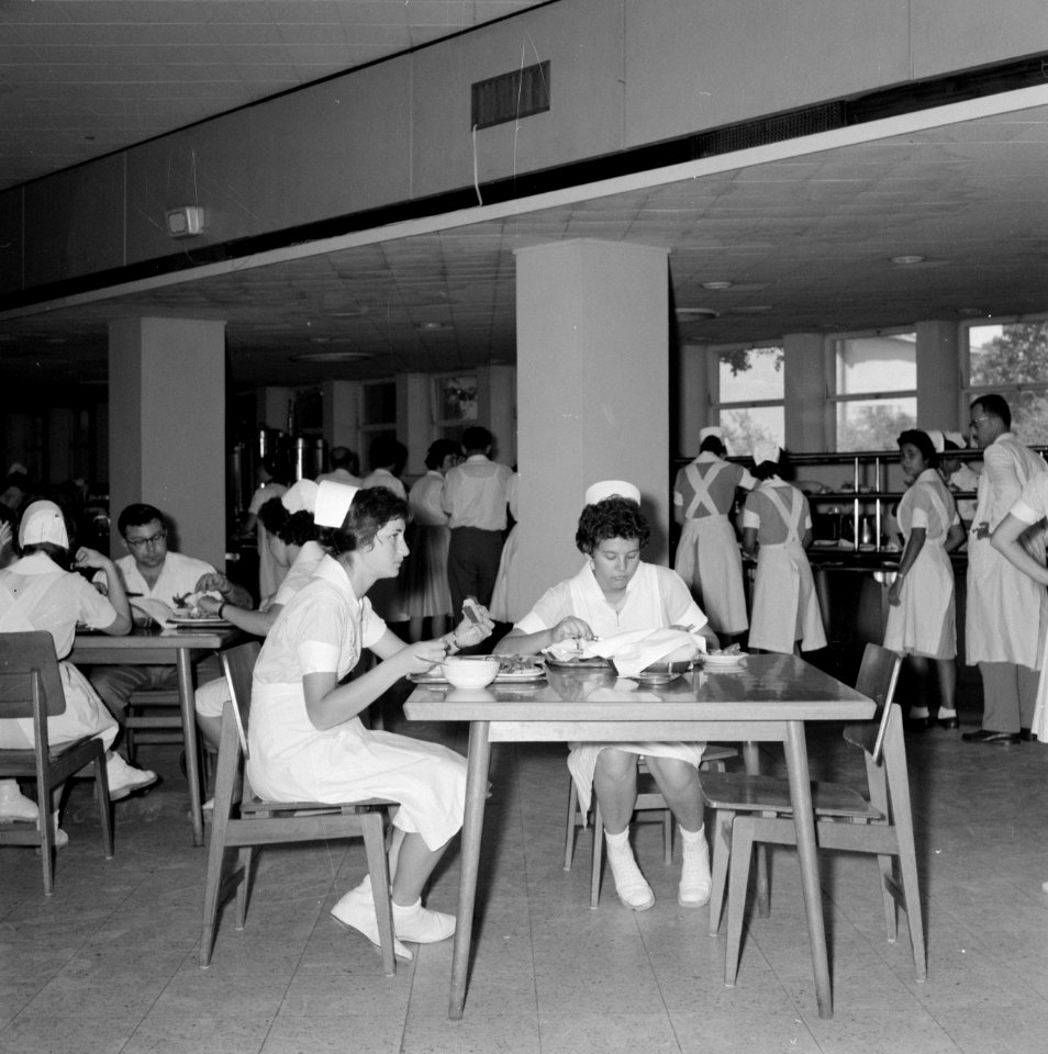 Verplegend personeel aan de maaltijd in de kantine van het Beilinson hospitaal t, Bestanddeelnr 255-4918
