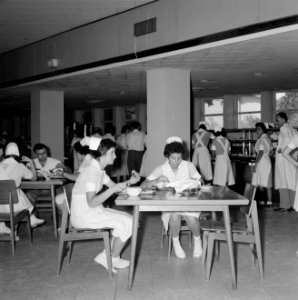Verplegend personeel aan de maaltijd in de kantine van het Beilinson hospitaal t, Bestanddeelnr 255-4918