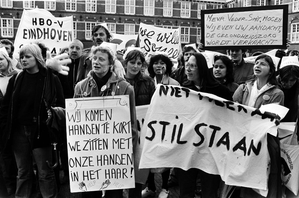 Verpleegkundigen en verzorgenden van de stichting COZ, meer personeel rondom he, Bestanddeelnr 930-5276