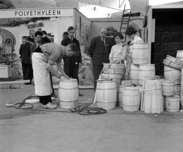 Verpakkingsbeurs te Amsterdam. Een kuiper aan het werk, Bestanddeelnr 904-5843