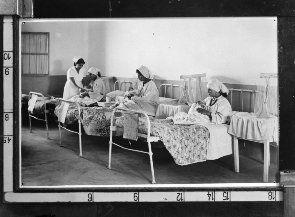 Verpleegkundigen en moeders met hun babys in een ziekenhuis, Bestanddeelnr 254-6137