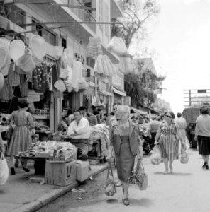 Verkopers van kleding en huishoudelijke artikelen met winkelend publiek op straa, Bestanddeelnr 255-1775