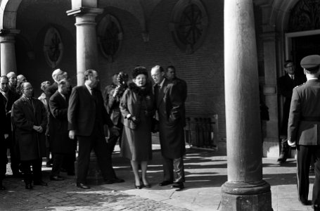 Verloofde paar in Den Haag , aankomst Binnenhof, Bestanddeelnr 917-5311