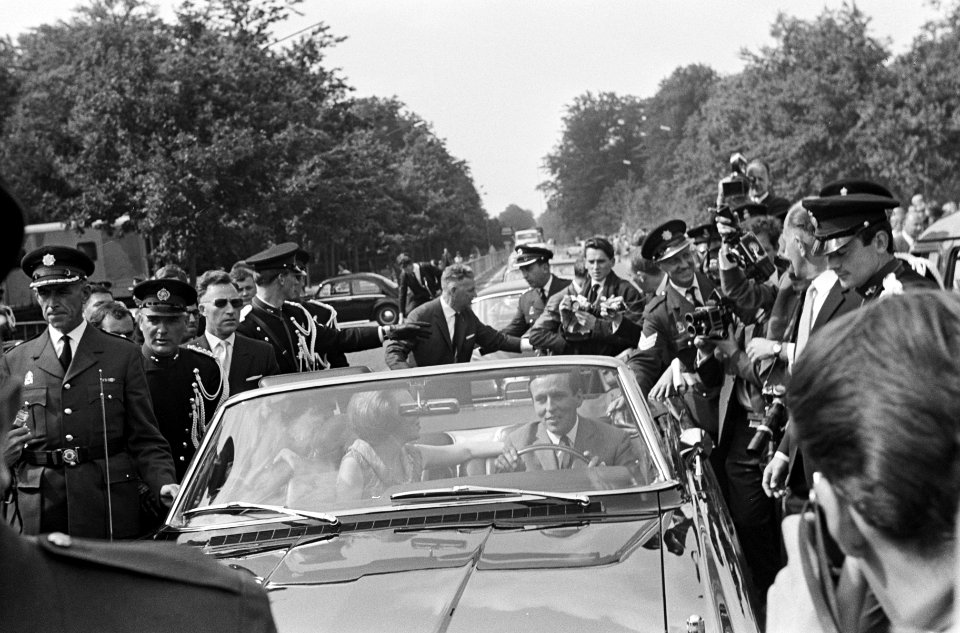Verloving Prinses Beatrix , tijdens rijtoer, Bestanddeelnr 917-9111