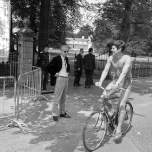 Verloving Prinses Beatrix , jongen in zwembroek bij Paleis, Bestanddeelnr 917-9122