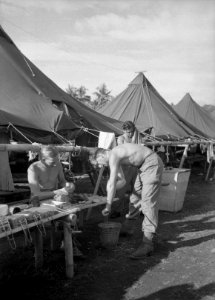 Verlof naar de stad Tentenkamp Soldaten wassen zich of maken hun messtins sc, Bestanddeelnr 15714