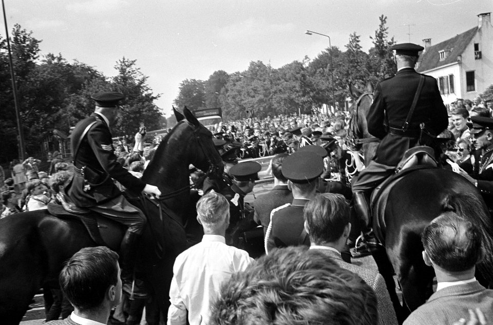 Verloving Prinses Beatrix , tijdens rijtoer, Bestanddeelnr 917-9112