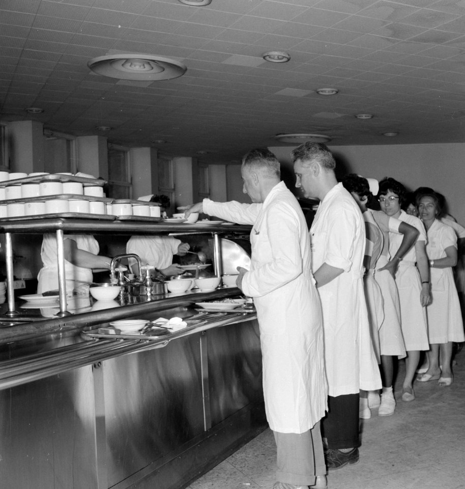 Verplegend personeel in de rij in de kantine van het Beilinson hospitaal te Peta, Bestanddeelnr 255-4914