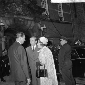 Verloving Prinses Beatrix , minister Biesheuvel in gesprek met verloofd paar, Bestanddeelnr 917-9173