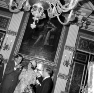 Verloving Prinses Beatrix , verloofde paar heft glas met minister president Cals, Bestanddeelnr 917-9185