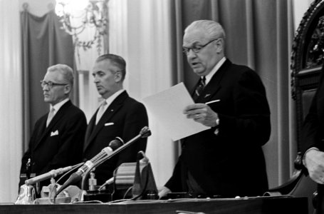 Verloving Prinses Beatrix , Tweede Kamer voorzitter mr. Van Thiel, Bestanddeelnr 917-9195