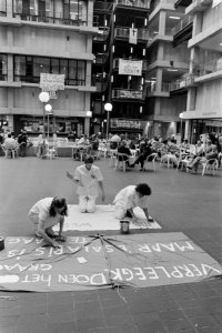 Verpleegkundigen maken spandoeken in het Amsterdams Medisch Centrum voor de act…, Bestanddeelnr 934-4212