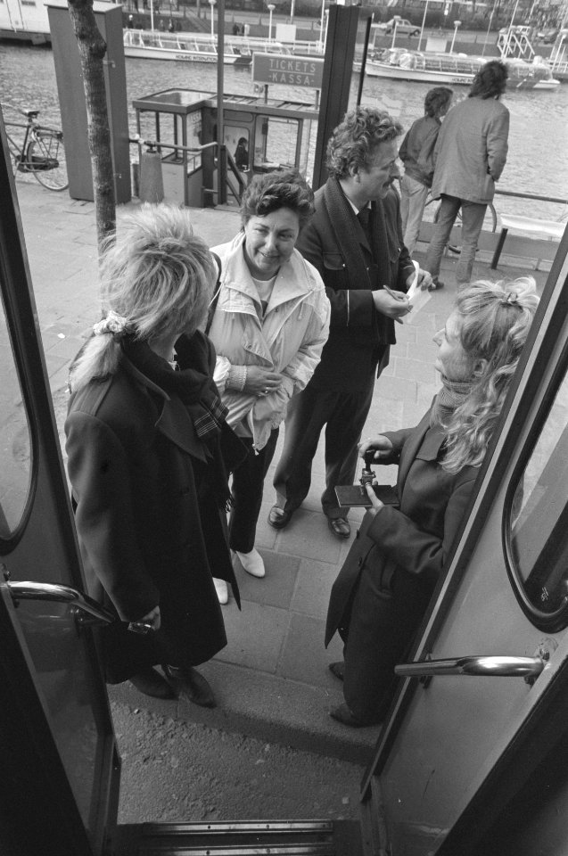 Verrassingskaartcontrole van GVB Amsterdam voor de passagier instapt, Bestanddeelnr 934-2221
