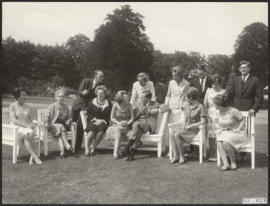 Verloving prinses Beatrix. De koninklijke familie poseert in tuin van Paleis Soe, Bestanddeelnr 021-0224