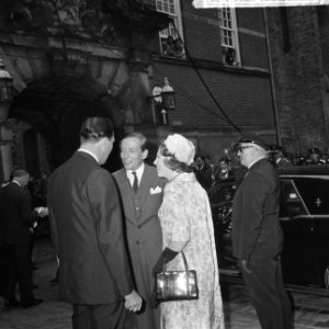 Verloving Prinses Beatrix , minister Biesheuvel in gesprek met verloofd paar, Bestanddeelnr 917-9174