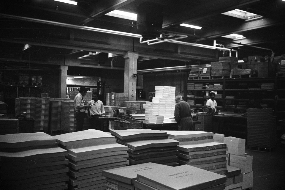 Verpakken van papier in het distributiecentrum op het Amstel industriegebied te , Bestanddeelnr 924-5666