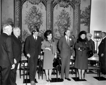 Verloofde paar in Den Haag , Koningin, Prins en verloofde paar luisteren naar ge, Bestanddeelnr 917-5326