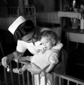 Verpleegster met baby, Bestanddeelnr 900-7977 photo