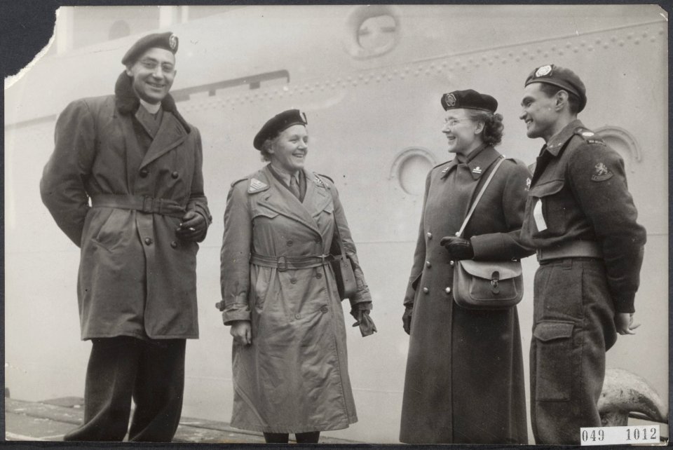 Verpleegkundigen, marineschepen, VERTREKKEN, Hoekveen mw. M., Kouwenhoven mw. E., Bestanddeelnr 049-1012