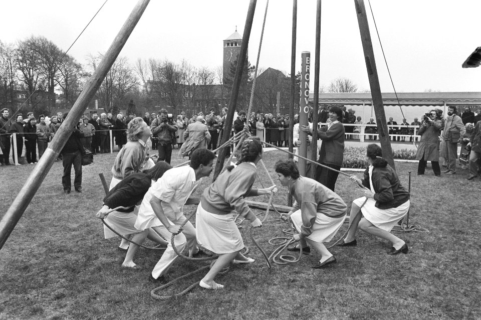Verpleegkundigen sloegen symbolisch 1e paal, Bestanddeelnr 933-6052