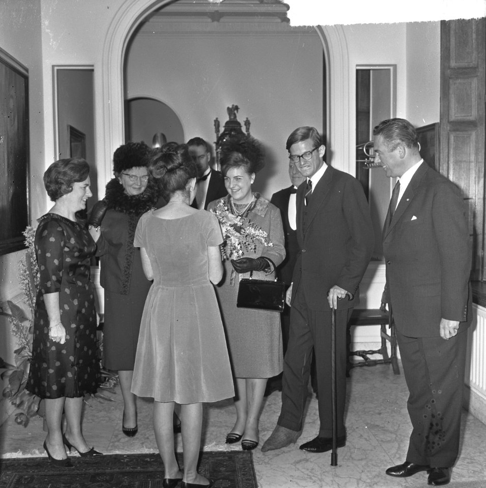 Verloofde paar in Den Haag, v.l.n.r. mevrouw Marijnen, koningin Juliana, prins B, Bestanddeelnr 917-5298