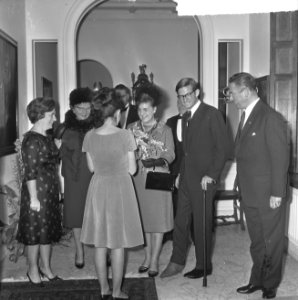 Verloofde paar in Den Haag, v.l.n.r. mevrouw Marijnen, koningin Juliana, prins B, Bestanddeelnr 917-5298