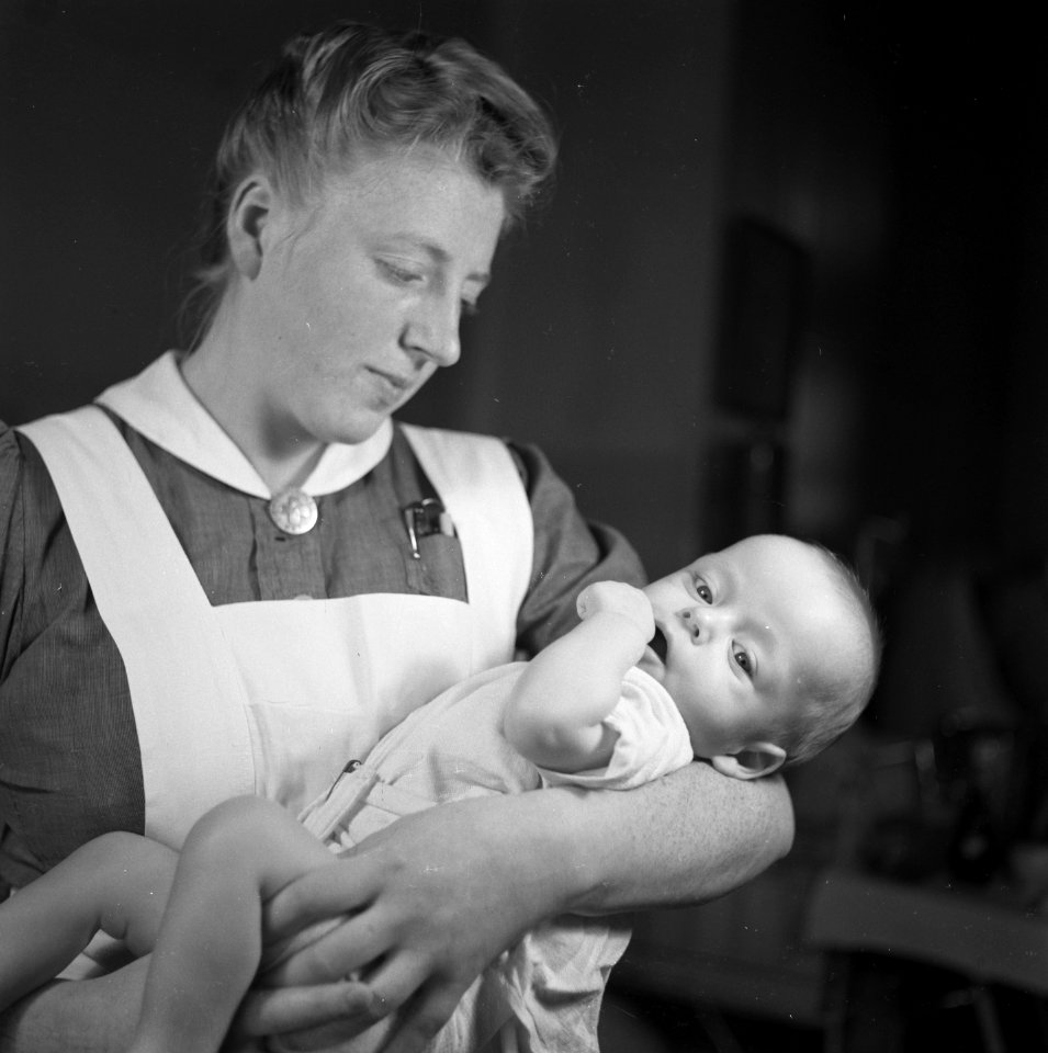Verpleegster met baby, Bestanddeelnr 900-7982