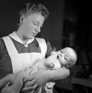 Verpleegster met baby, Bestanddeelnr 900-7982 photo