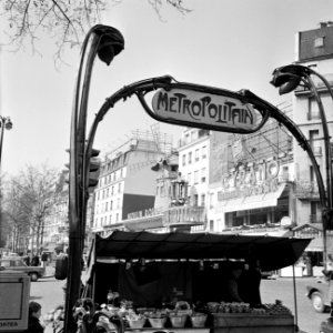Verkoopstalletje bij de metro-ingang op Place Blanche, Bestanddeelnr 254-0581
